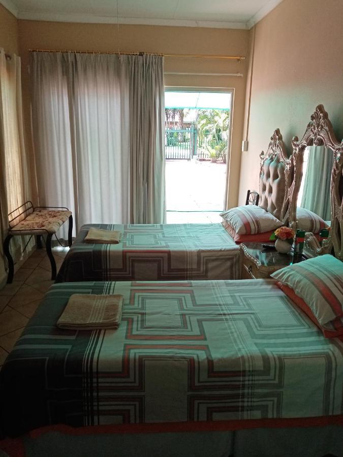 De La Rose Guesthouse Lephalale Ngoại thất bức ảnh