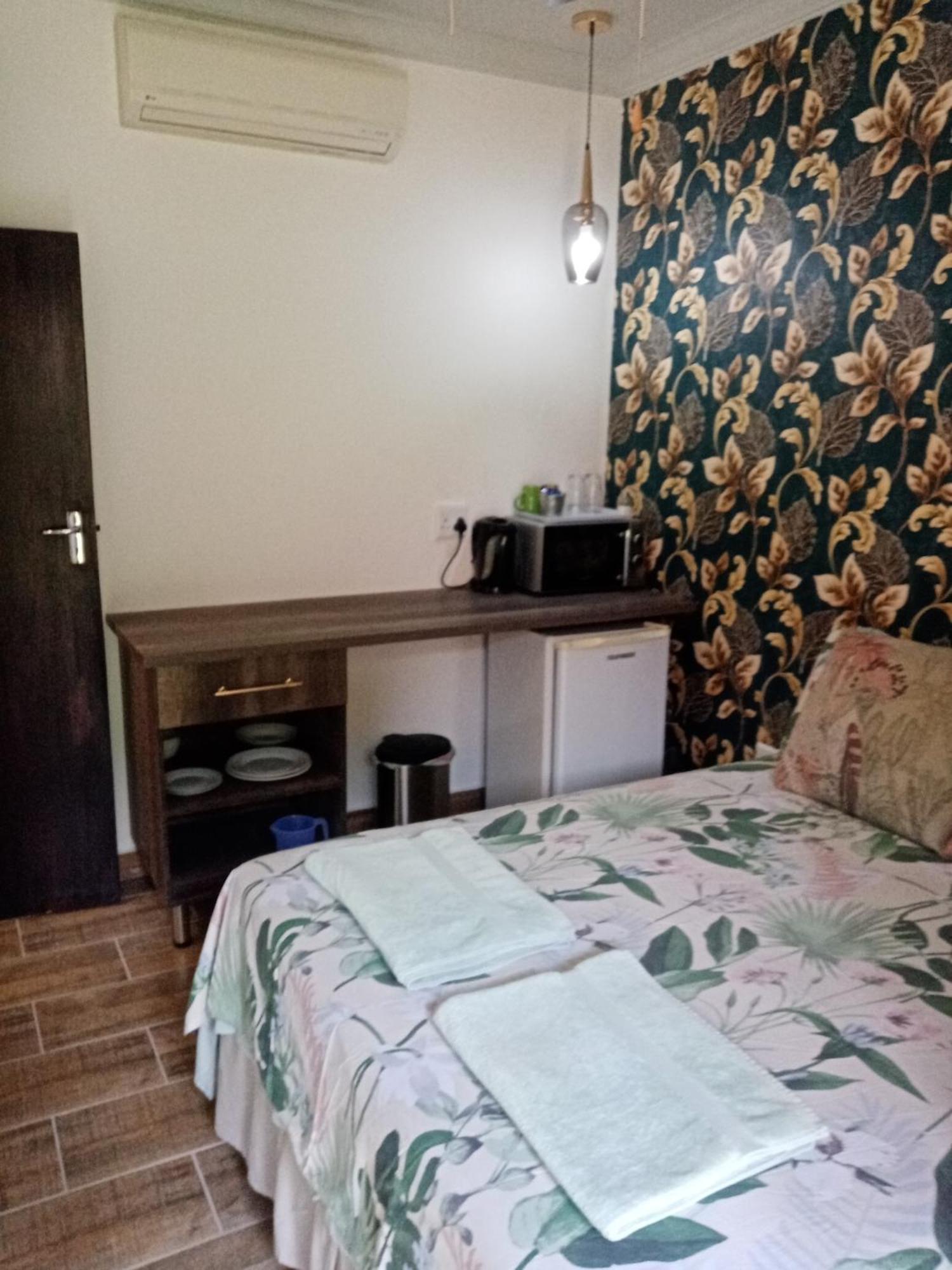 De La Rose Guesthouse Lephalale Ngoại thất bức ảnh