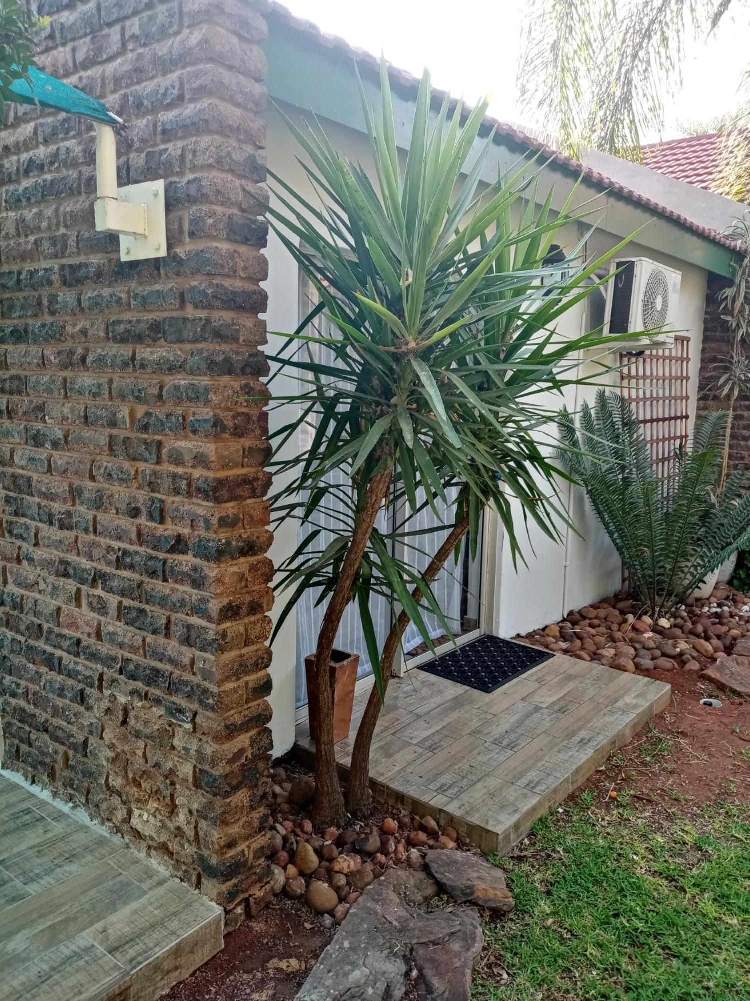 De La Rose Guesthouse Lephalale Ngoại thất bức ảnh