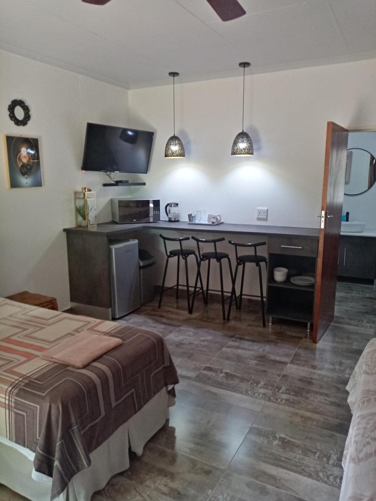 De La Rose Guesthouse Lephalale Ngoại thất bức ảnh